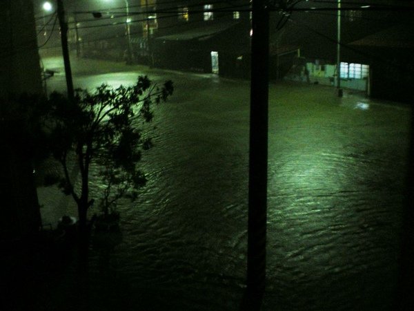 連下兩天雨，又淹起來了，馬路變成小河囉