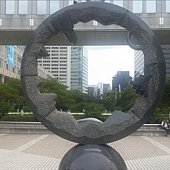 地球雕像2