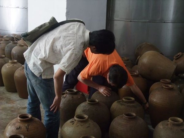 林口酒廠-服務先生正幫忙挑選中.JPG