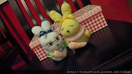 Karen&apos;s 手作小屋-今日手作襪子娃娃-綠小兔+藍色眼鏡小兔