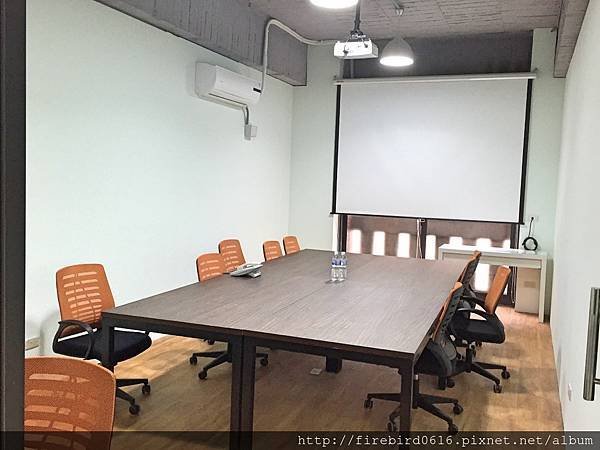 5-4meeting room.jpg