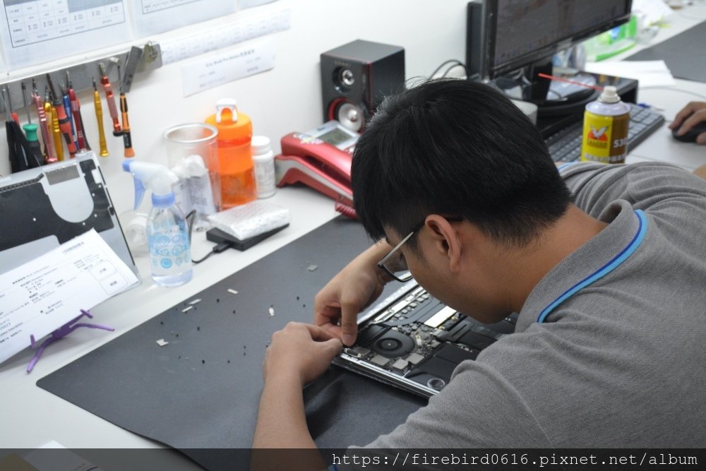 台北MacBook維修推薦-裝上MacBook主機板