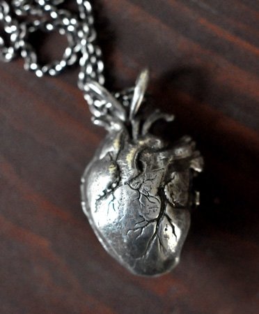 detail_245_pamela-love-heart-locket-0a.jpg