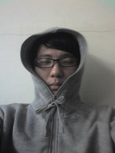 這個人已經冷到快睡著