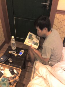 志翰一醒來就在找路線