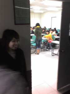 這兩個鬼鬼祟祟的不進去