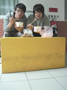 還隨意搬來放在旁邊的椅子
