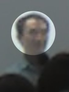 一直強迫要大家問他問題