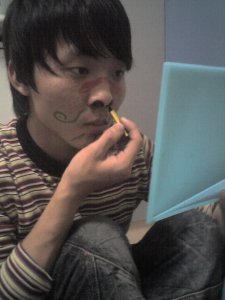 還自己在補妝畫大鼻孔