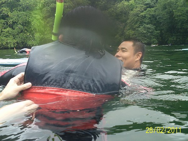 死抓住浮板的韋琪