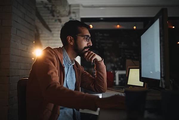 5_getty_rf_man_using_computer_in_dark.jpg