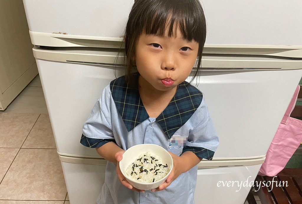 簡單將海苔灑在白飯上，增加一點鹹香味