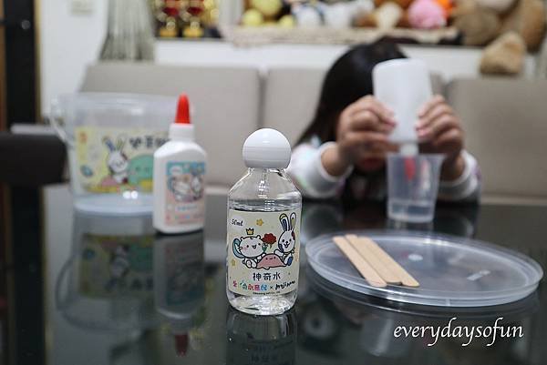 這時可以發現膠水的質地在慢慢改變