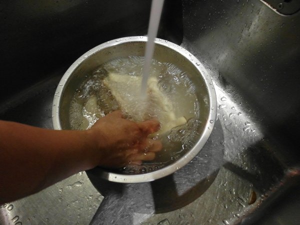 用清水再做清洗，洗去表面澱粉