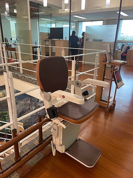 樓梯升降椅第一品牌羅布森升降椅，居家好幫手，給予家人最安全貼
