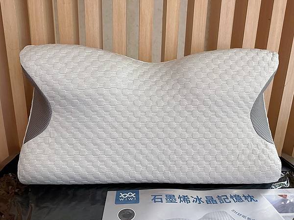 【枕頭推薦】WIWI 石墨烯冰晶記憶枕｜冰涼透氣｜慢彈支撐｜