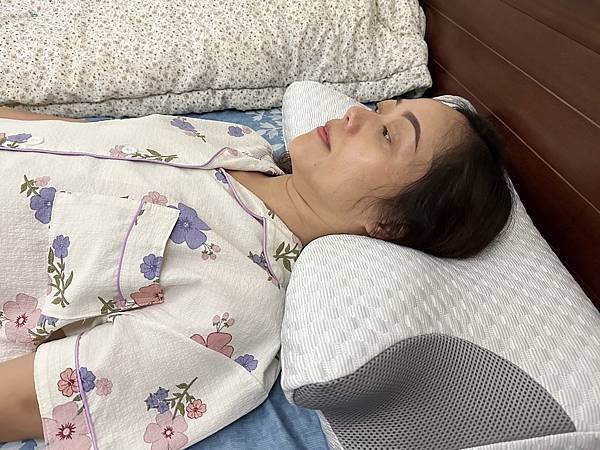 【枕頭推薦】WIWI 石墨烯冰晶記憶枕｜冰涼透氣｜慢彈支撐｜