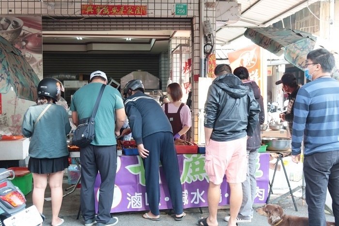 【關廟市場甘蔗雞、煙燻滷味】關廟市場人氣美食，煙燻滷味每種都