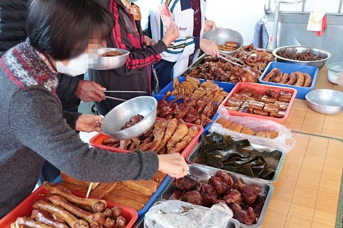 【關廟市場甘蔗雞、煙燻滷味】關廟市場人氣美食，煙燻滷味每種都