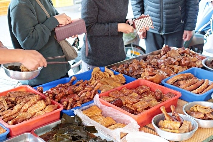 【關廟市場甘蔗雞、煙燻滷味】關廟市場人氣美食，煙燻滷味每種都