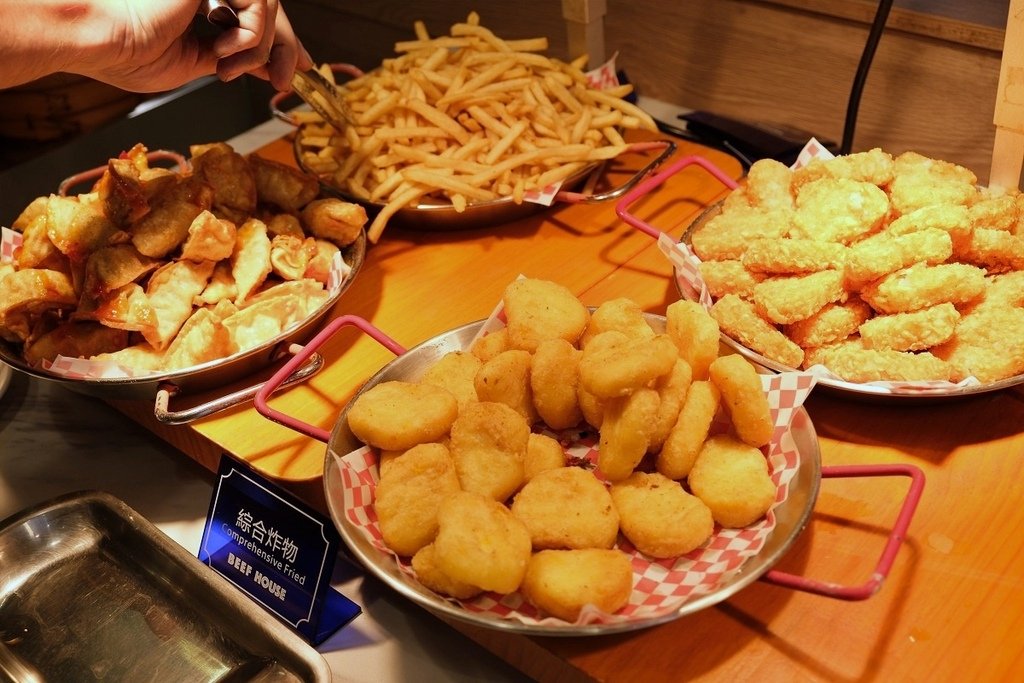 台南美食【牛室炙燒牛排台南海安店】平日商業午餐經典豬排+自助