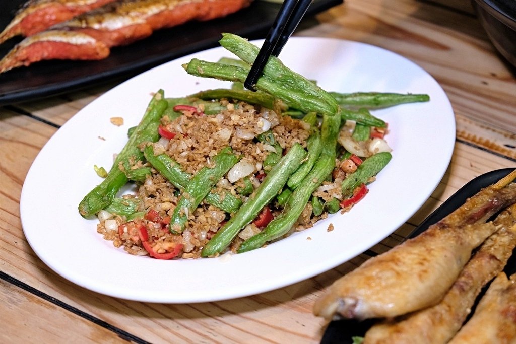 被熱炒耽誤的燒烤店，浮誇系美食，鮮美龍蝦湯、巨無霸豬油拌飯【