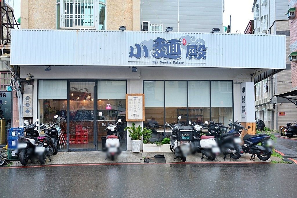 永康美食【小麵殿大灣店】文青風麵店，餐點選擇豐富，冷氣開放舒