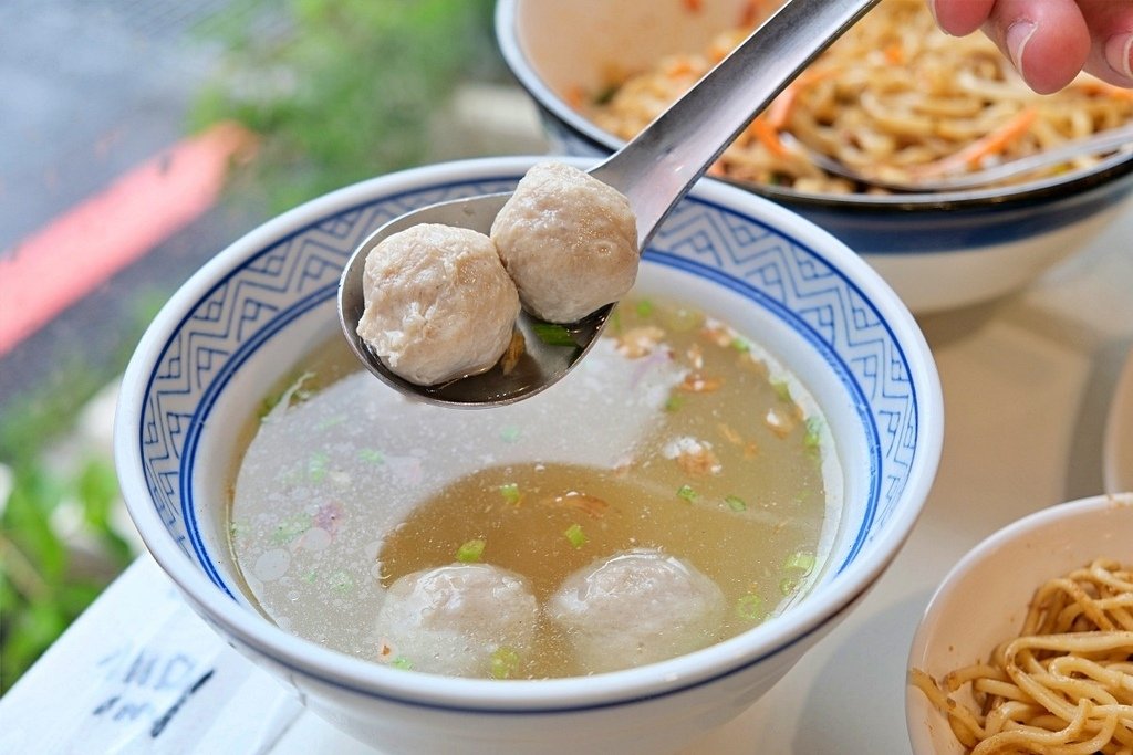 永康美食【小麵殿大灣店】文青風麵店，餐點選擇豐富，冷氣開放舒