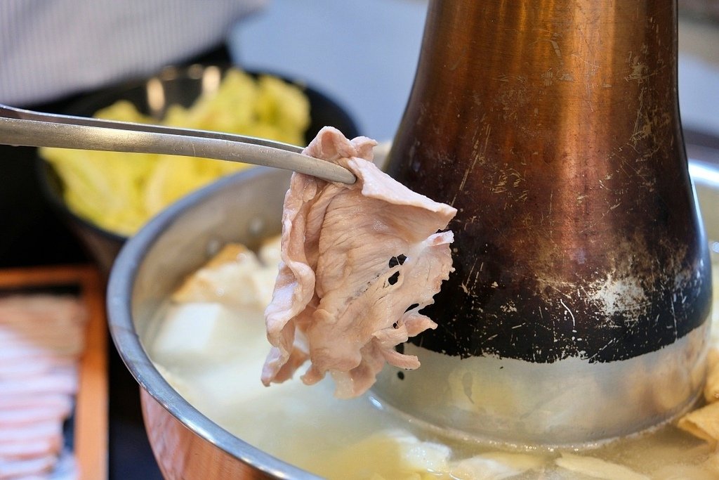 台南酸菜白肉鍋推薦【采東漓酸菜白肉鍋】湯頭酸香清爽，嚴選食材