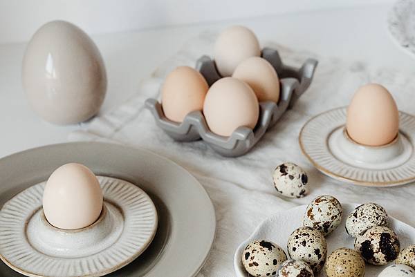 kaboompics_Beige Easter table setting - quail eggs - neutral colors - natural eggs-2.jpg