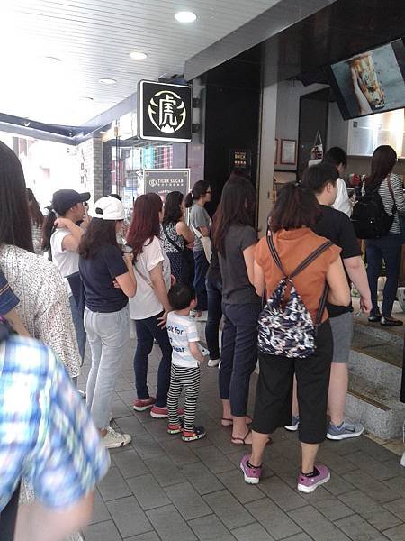 老虎堂台北站前店 排隊人潮