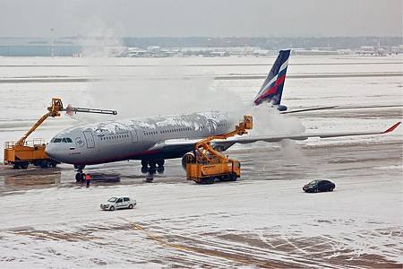 Aeroflot_Airbus_A330-200_de-icing_Pereslavtsev.jpg