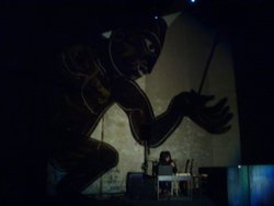 榆鈞在巨人底下奮力演奏.jpg