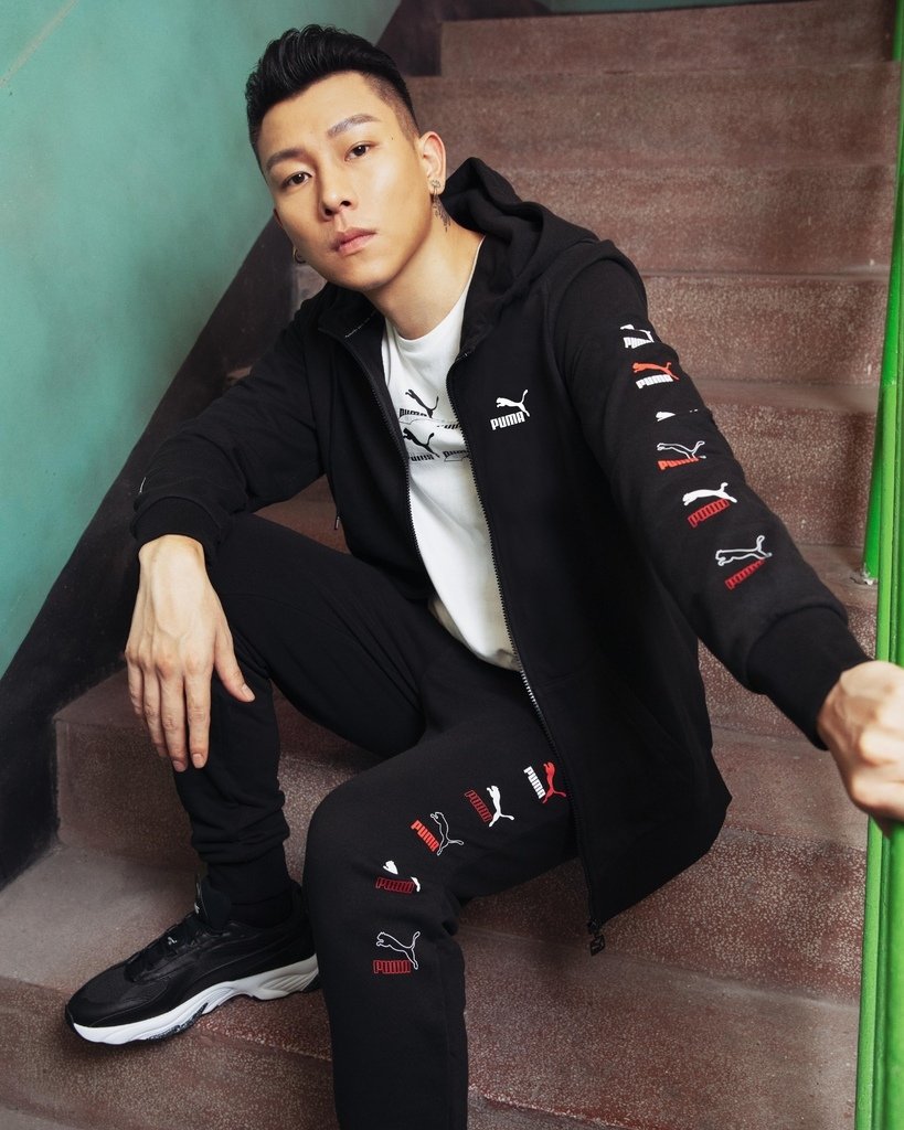 流行系列 Brand Love 短袖 T 恤 NT$980、流行系列 Brand Love 連帽外套NT$2,080、流行系列 Brand Love 束口長褲 NT$1,880、RS Connect Bubble NT$3,980..JPG