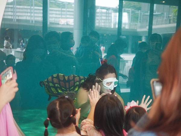 基隆景點 國立海洋科技博物館-海龜的奇幻旅程-全國最大IMAX3D-親子共遊體驗-海科館兒童館超好玩-基隆室內景點推薦 (1)美人魚本人出現.jpg