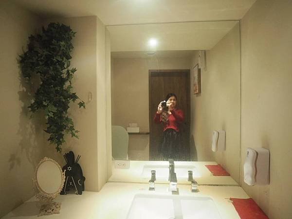 肉球森林_捷運東門站美食_小動物很療癒，低消300不含服務費，5歲以下止步，12歲以上才可以跟大嘴鳥 狐蒙近距離接觸 (1).jpg
