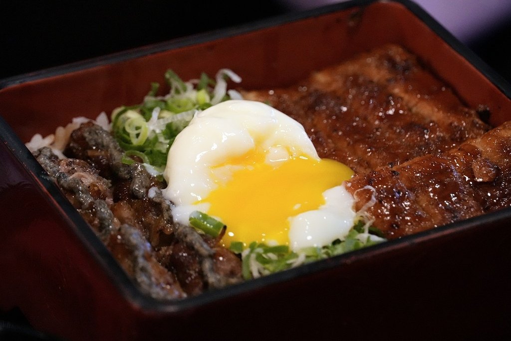 【南屯區美食 台中日本料理】《大江戶町鰻屋》饅魚飯，現點現做