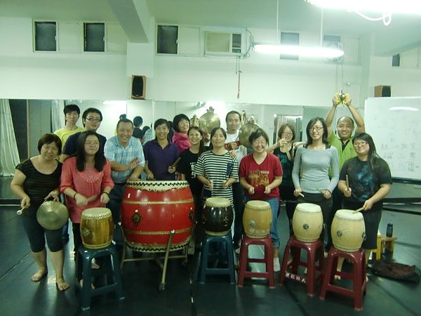 20101009鼓隊練習大合照.JPG