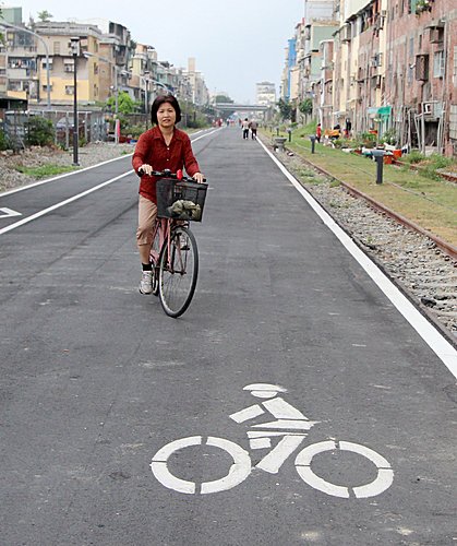 西臨港自行車線