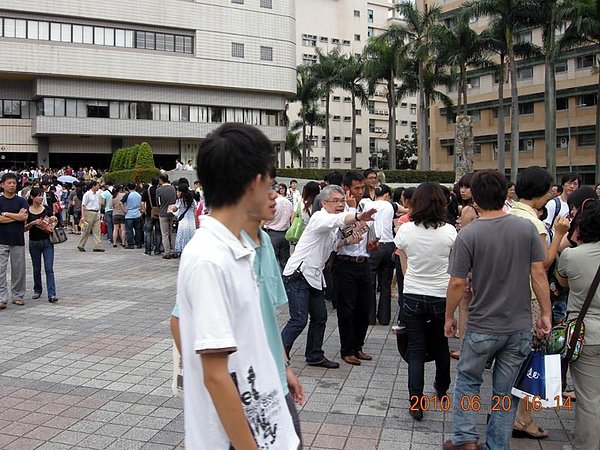 外面大排長龍.jpg