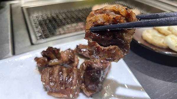 石牌超夯的「谷炭燒肉」插旗台北嚕．專人全程代烤．每口都是最優