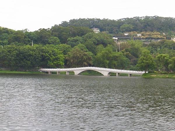 4.湖中的映月橋.JPG