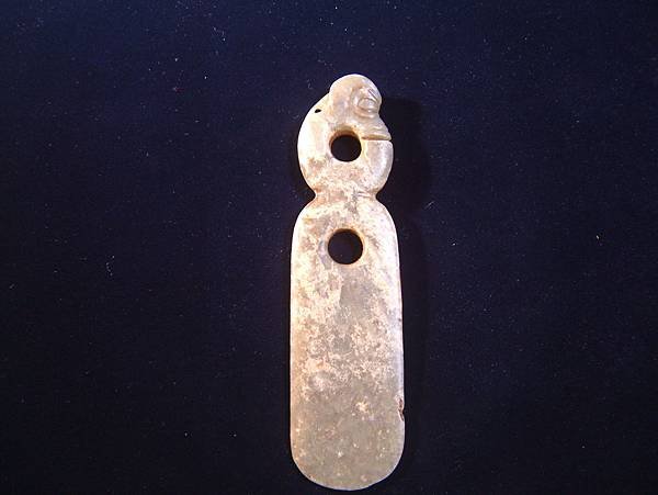紅山岫玉豬龍柄片狀器 (1).JPG