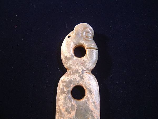 紅山岫玉豬龍柄片狀器 (2).JPG