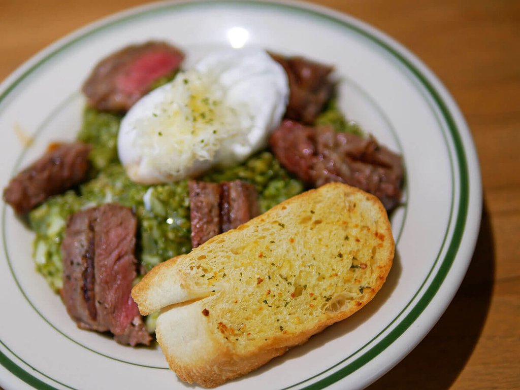 N.Y. BAGELS CAFE_炙燒沙朗水波蛋青醬燉飯_麵包_115742.JPG