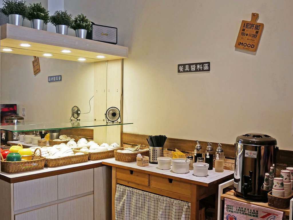 東小食_餐具醬料區_112621.JPG