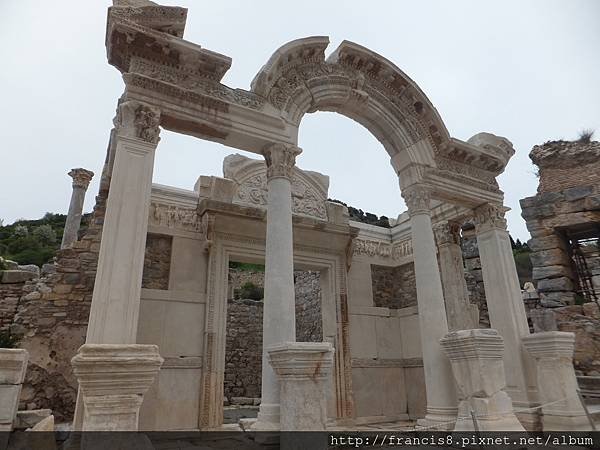 圖拉真噴泉(Trajan Fountain)和哈德良神殿(The Hadrian Temple)