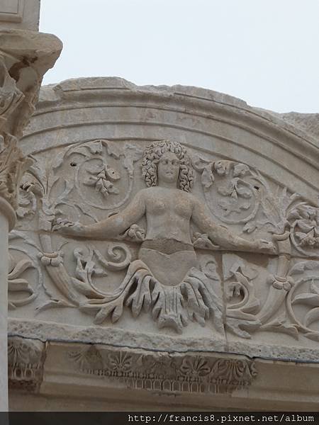 內牆正面刻有蛇髮女妖梅杜莎(Medusa)浮雕,以保護神殿(The Hadrian Temple)