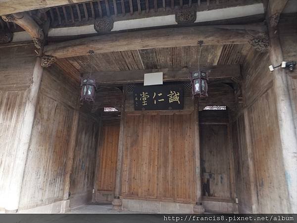 一進大廳,陽光自天井流瀉而下