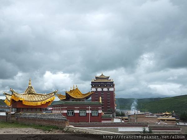 藏傳佛閣,總在亮麗的色彩下卻仍有著莊嚴神聖的宗教氣息